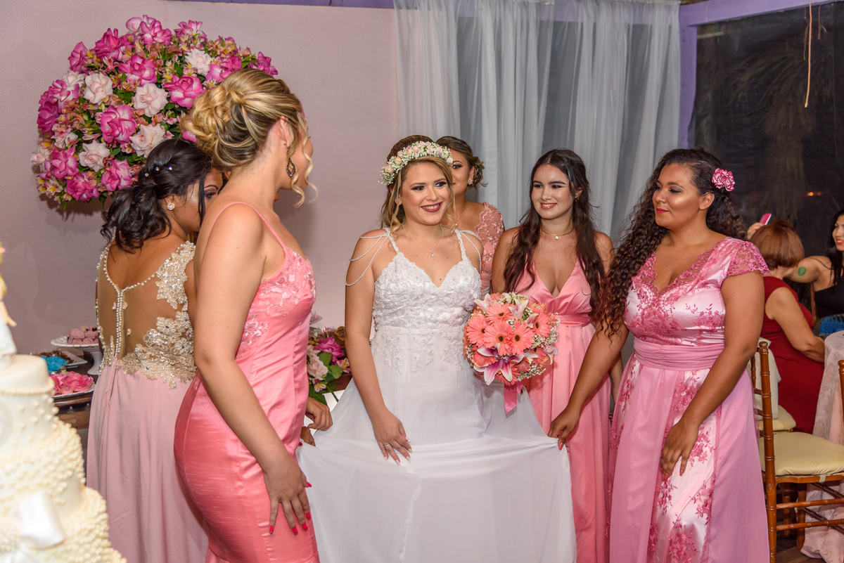 Madrinhas puxam o vestido da noiva em casamento no quiosque harmonia, Niterói - RJ