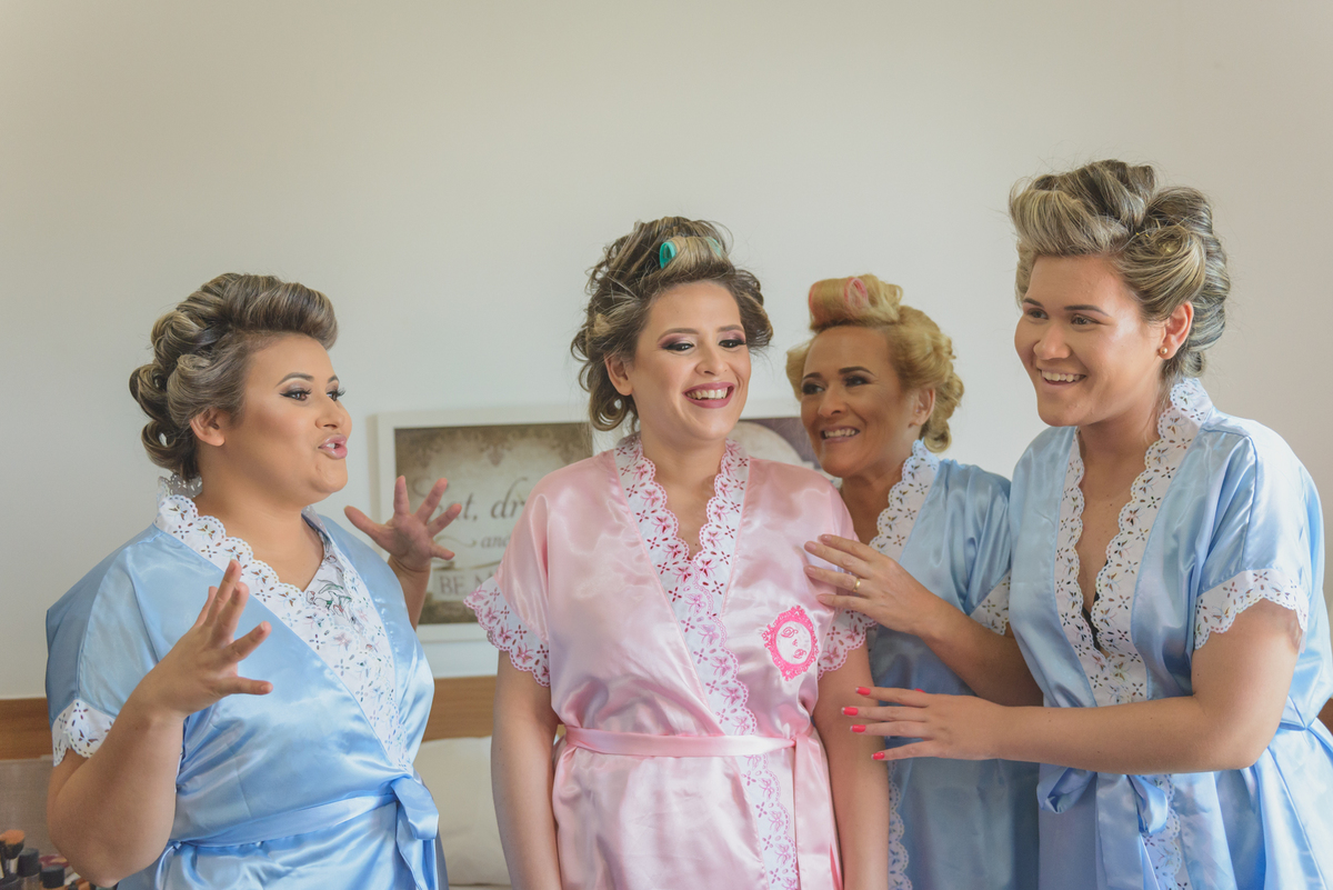 Noiva com madrinhas durante o making of, Camboinhas - Niterói