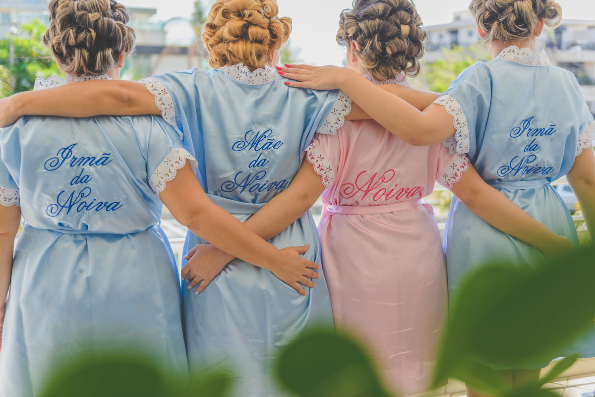 noiva e madrinhas de costas no making of