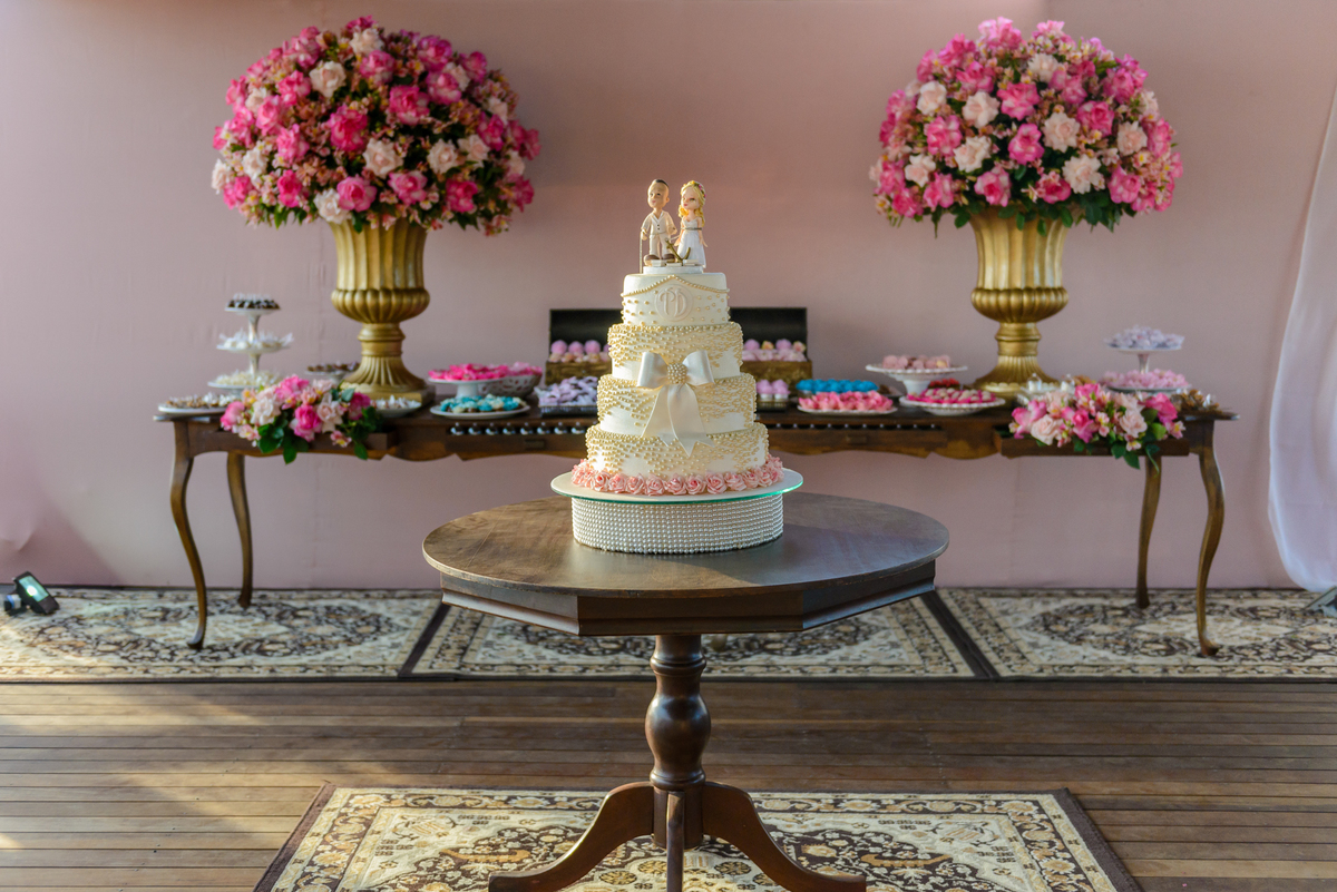 Decoração com o bolo do casamento no quiosque harmonia em Camboinhas, Niterói - RJ