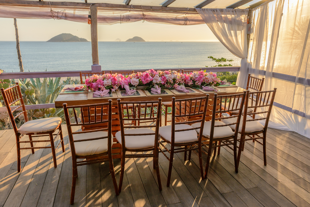 Decoração de casamento com mar e ilhas ao fundo no quiosque harmonia em Niterói, Rio de Janeiro - RJ