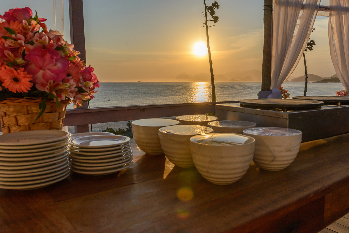 Decoração de casamento na praia no quiosque harmonia com por do sol ao fundo, Niterói - RJ