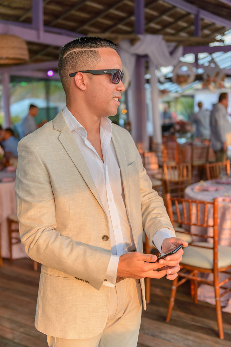noivo a espera do início da cerimônia de casamento na praia de Camboinhas no quiosque harmonia em, Rio de Janeiro - RJ