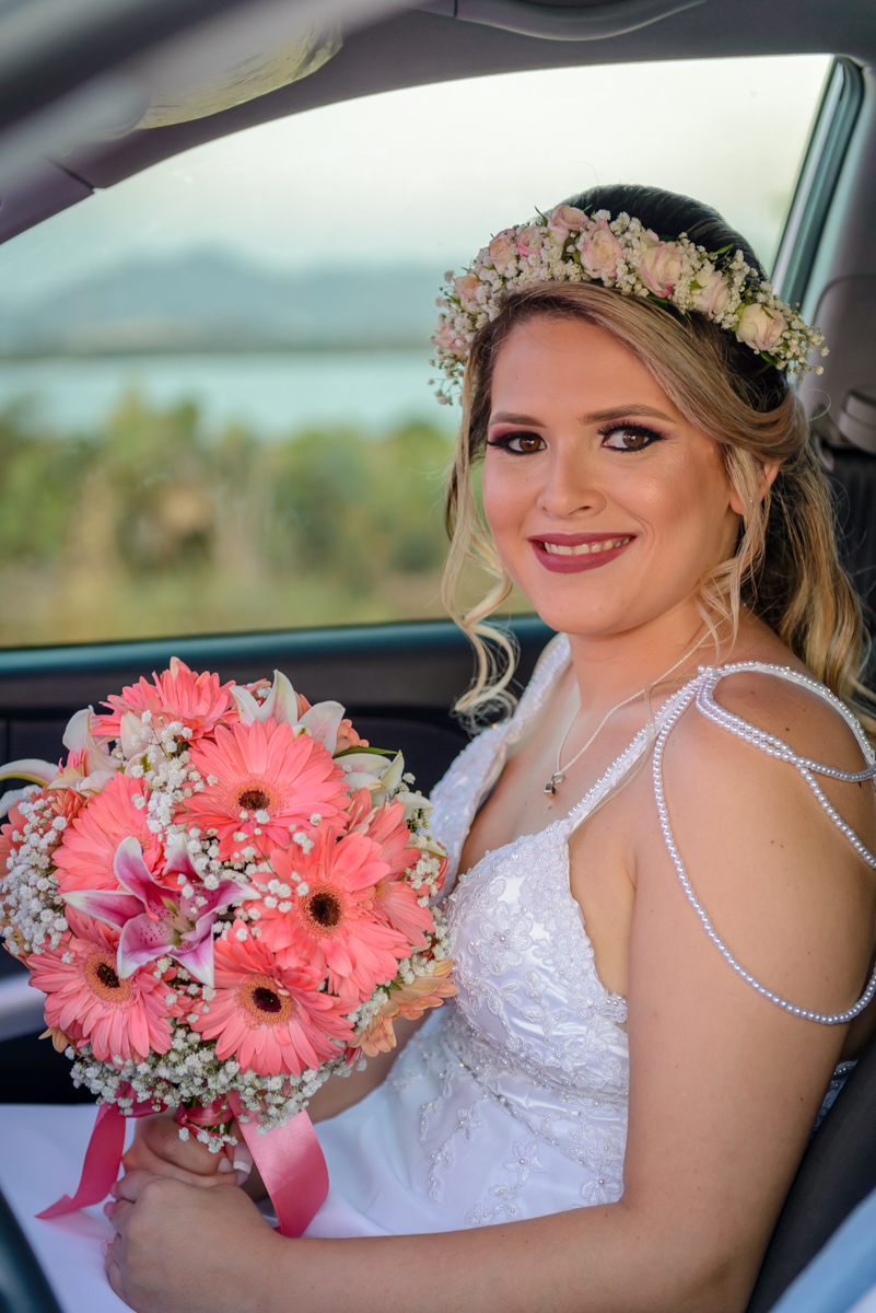 Chegada da noiva para realização da cerimônia de casamento no quiosque que harmonia na praia de Camboinhas, Niterói - RJ