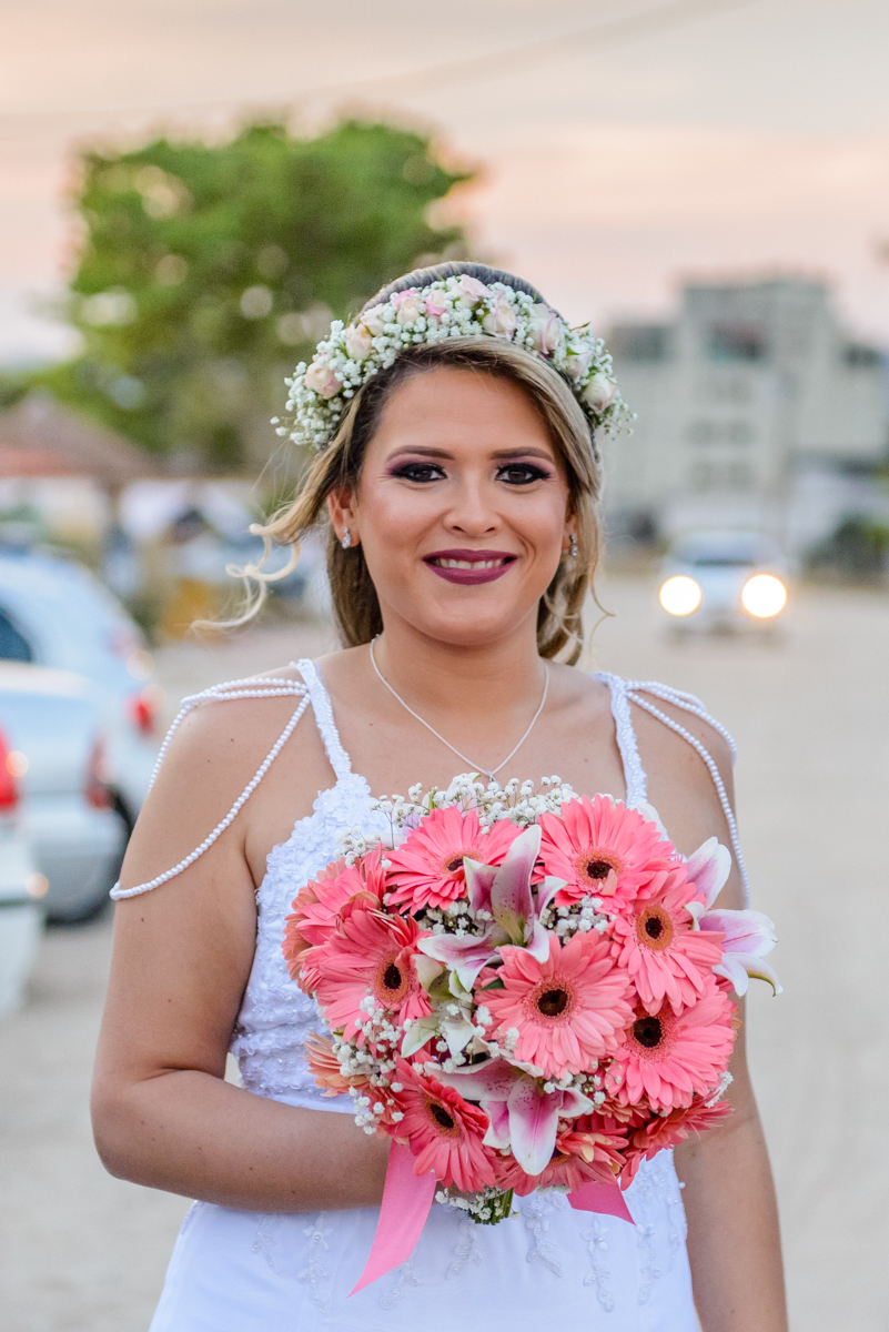 Chegada da noiva com buquê para realização da cerimônia de casamento no quiosque que harmonia na praia de Camboinhas, Rio de Janeiro - RJ