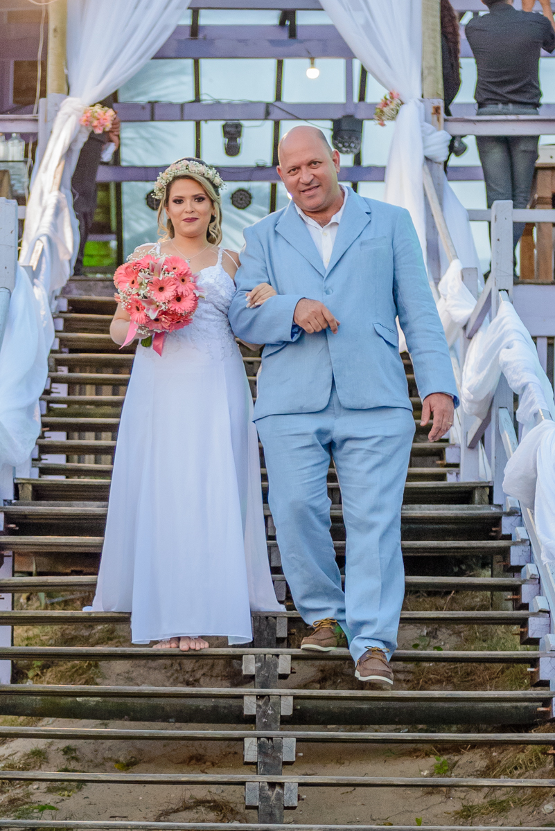 Entrada da noiva com vestido e buquê na cerimônia de casamento na, Praia de Camboinhas, Niterói, Rio de Janeiro - RJ