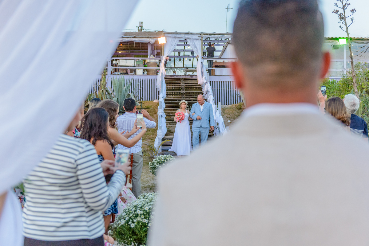 visão do noivo ao ver a entrada da noiva na cerimônia de casamento, Praia de Camboinhas, Quiosque harmonia, Niterói - RJ