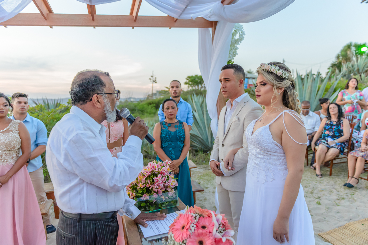 celebração do casamento de Pâmella e Danniel na praia no quiosque harmonia, Niterói - RJ