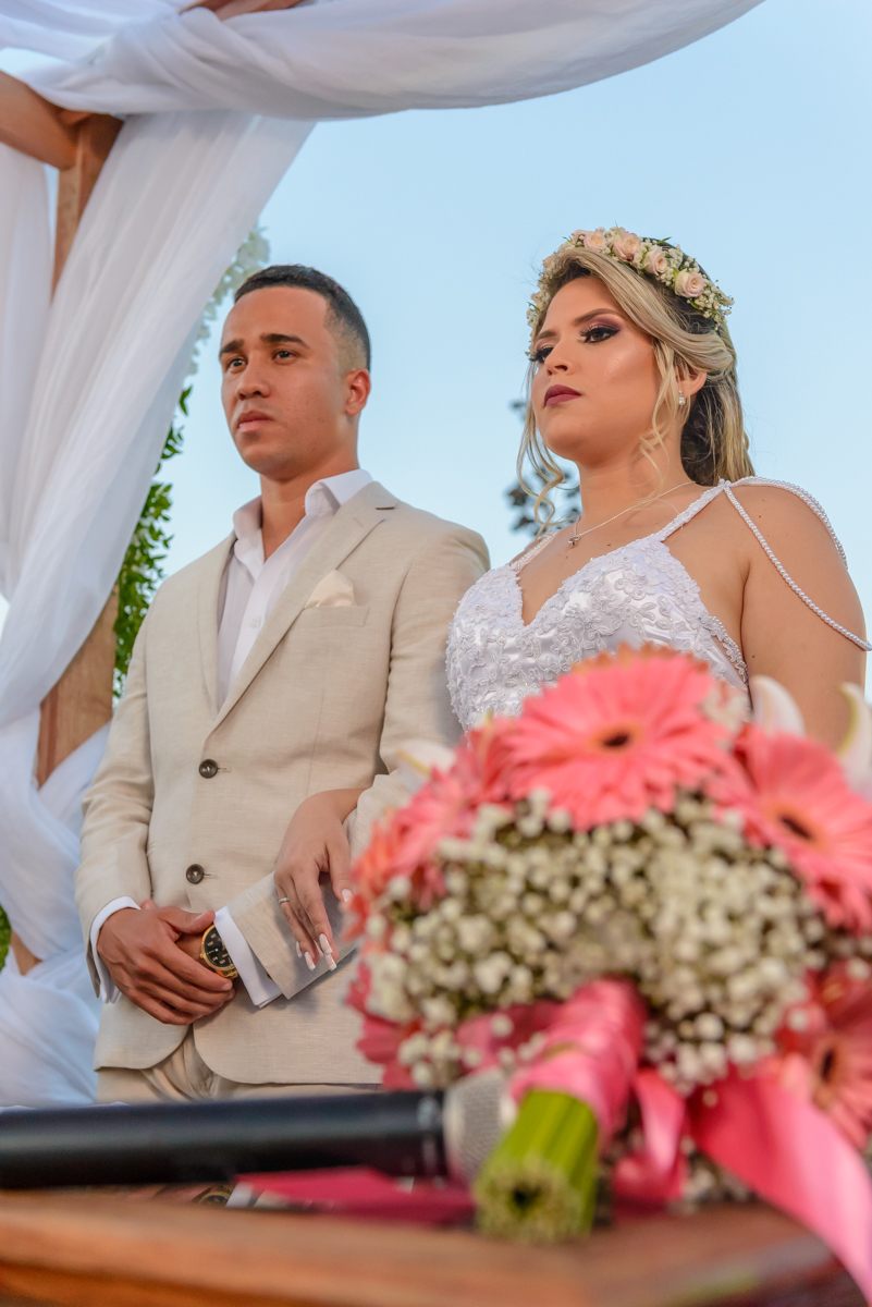 Noivos na cerimônia de casamento na praia de camboinhas, Rio de Janeiro - RJ