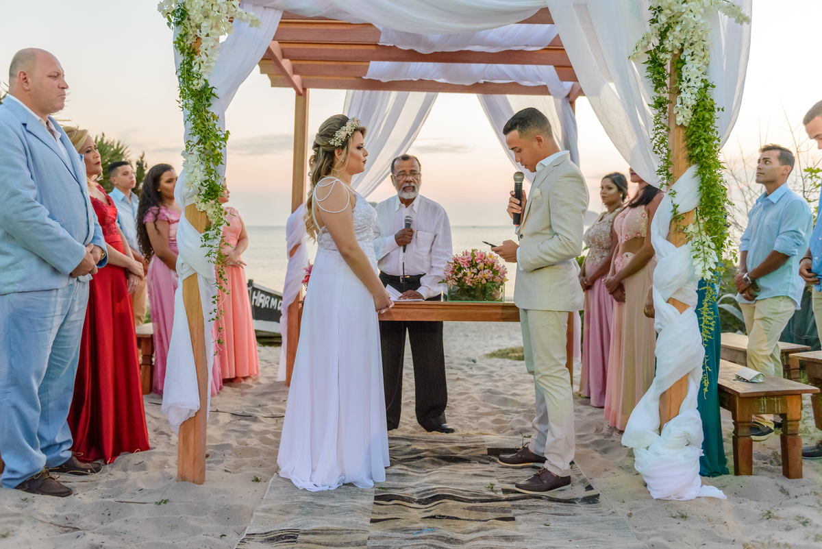 noivo fazendo seus votos durante a cerimônia de casamento na praia de Camboinhas no quiosque harmonia, Niterói, Rio de Janeiro - RJ