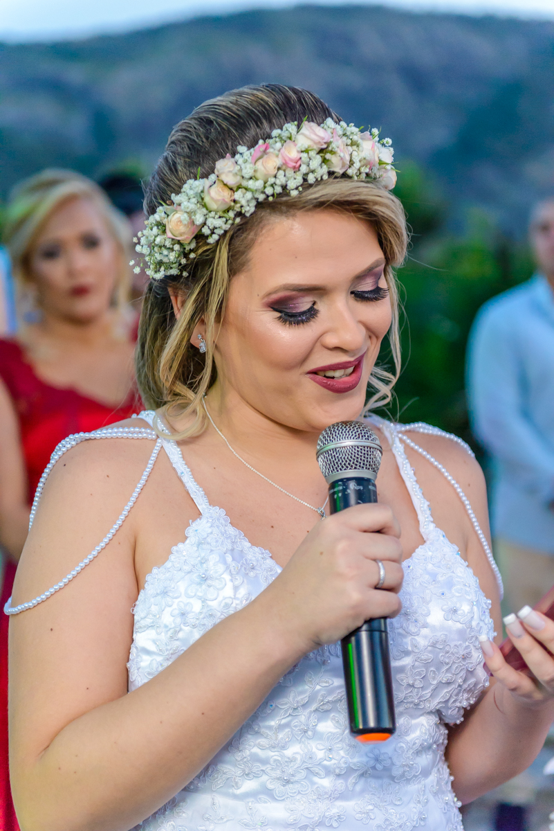 noiva sorrindo ao fazer seus votos durante a cerimônia de casamento na praia de Camboinhas no quiosque harmonia, Rio de Janeiro - RJ