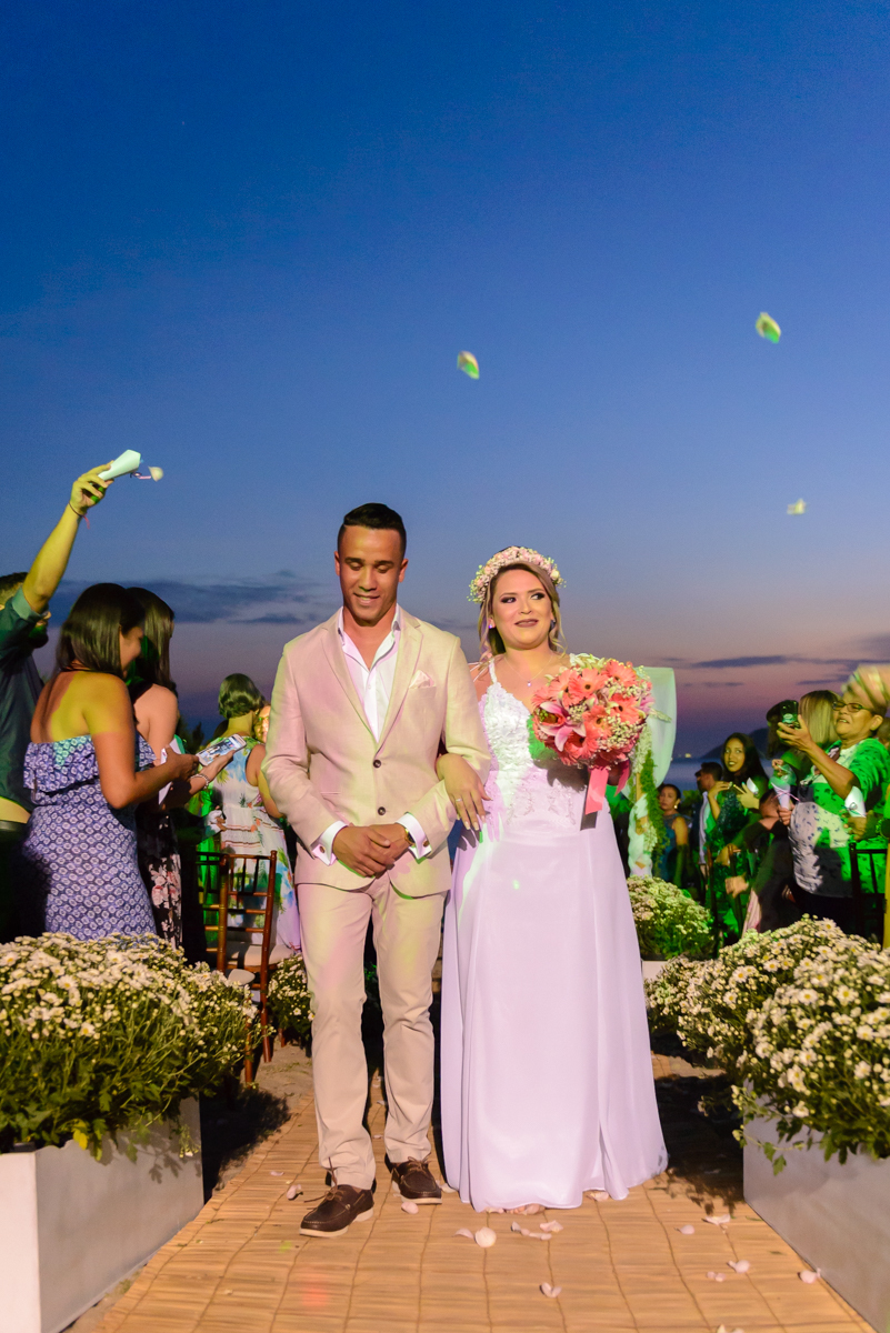 Saída dos noivos ao por do sol em casamento na praia de caminhas, Niterói - RJ