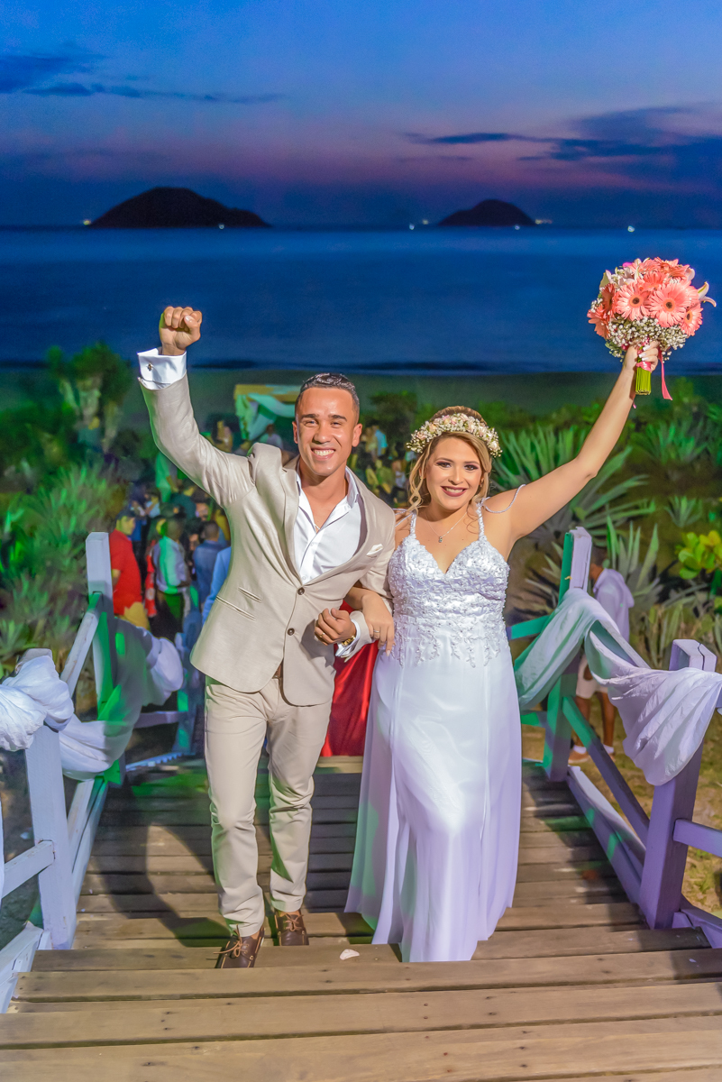 Noivos comemoram o casamento na praia em quiosque harmonia, Niterói - RJ