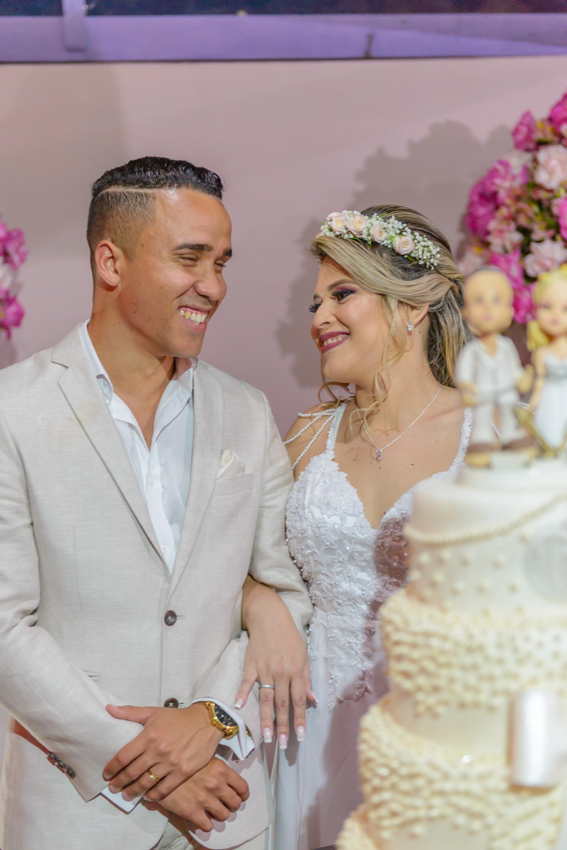 Descontração dos noivos nas fotografias de casamento próximos ao bolo no quiosque harmonia, Niterói - RJ