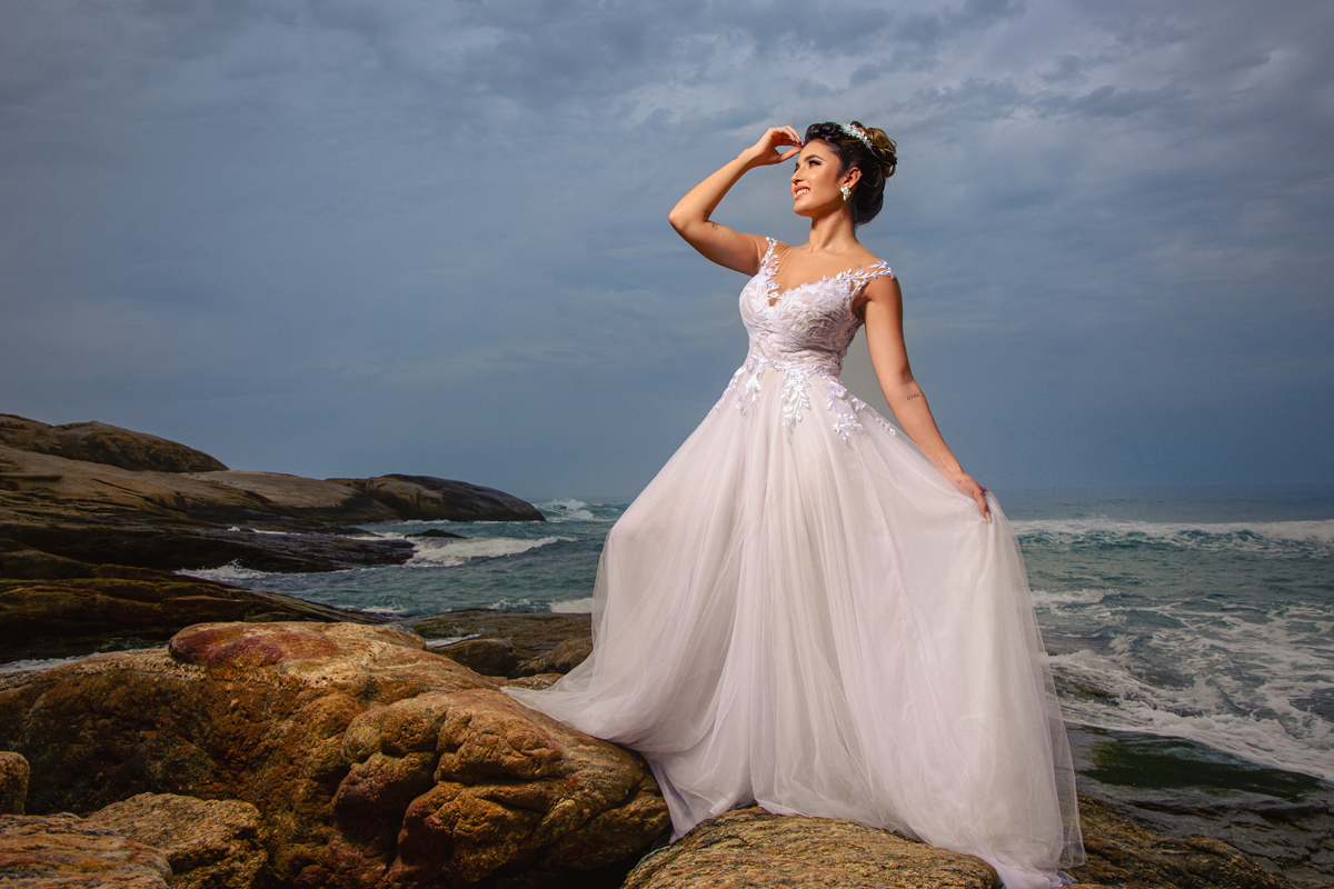noiva posando com o mar do arpoador ao fundo 