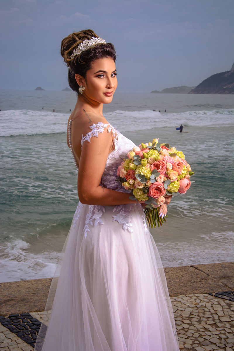 noiva no mar do arpoador, noiva arpoador, buque de casamento, buque de noivado, noiva na praia rj, praia rj, noiva Niterói, fotografia de noiva, foto de noiva, fotografia de noiva na praia