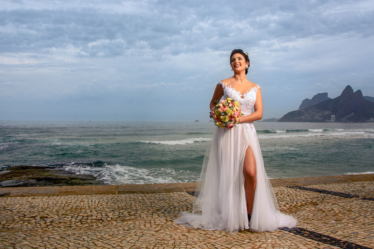 sorriso de noiva, arpoador, rj, Rio de Janeiro, praia do arpoador, praia de Ipanema, noiva Ipanema, noiva rio de janeiro, fotografia de noiva, ensaio de noiva, vestido de noiva, buque, noiva na praia