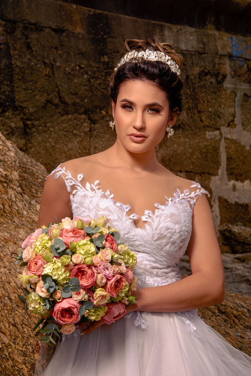 Olhar fascinante da noiva com buquê na praia do arpoador