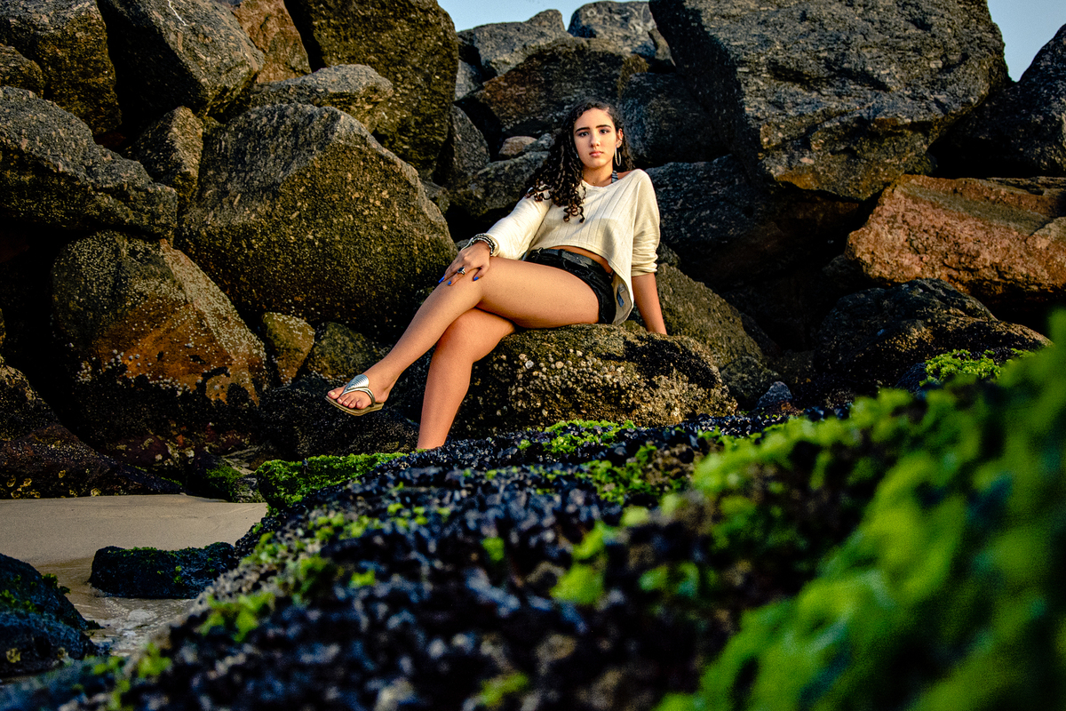 Ensaio de debutante sentada na praia de Camboinhas, Niterói - RJ