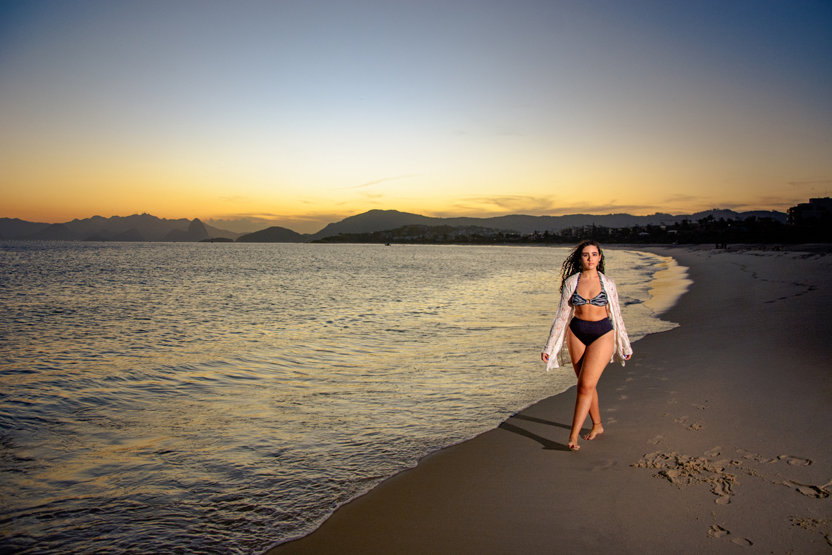 Debutante caminhando na praia de Camboinhas ao por do sol, Rio de Janeiro - RJ