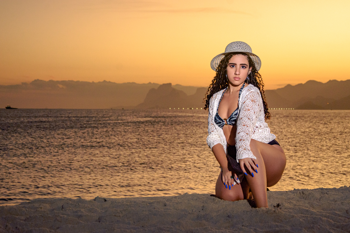 Debutante na praia ao por do sol com mar ao fundo, Rio de Janeiro - RJ