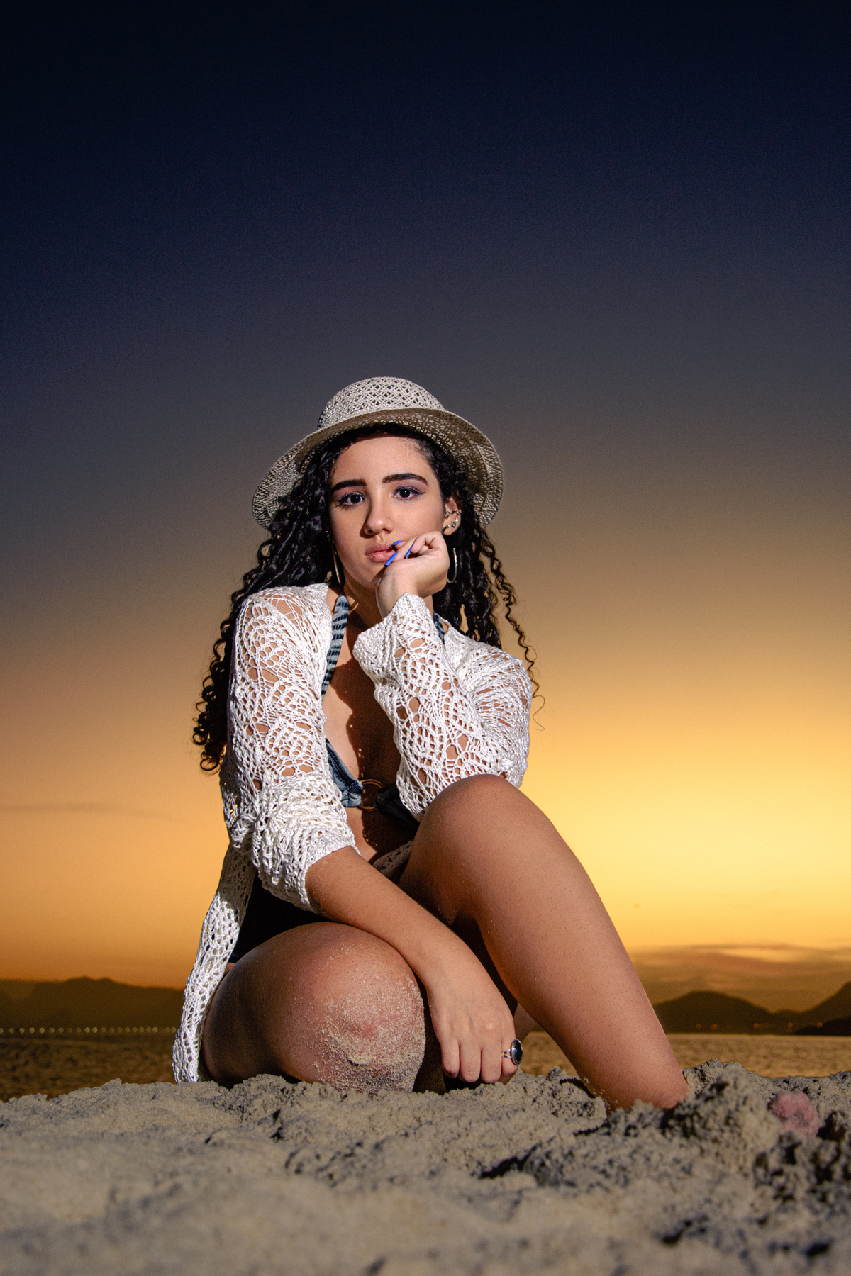 Debutante usando chapéu ao por do sol na praia, Camboinhas - Niterói