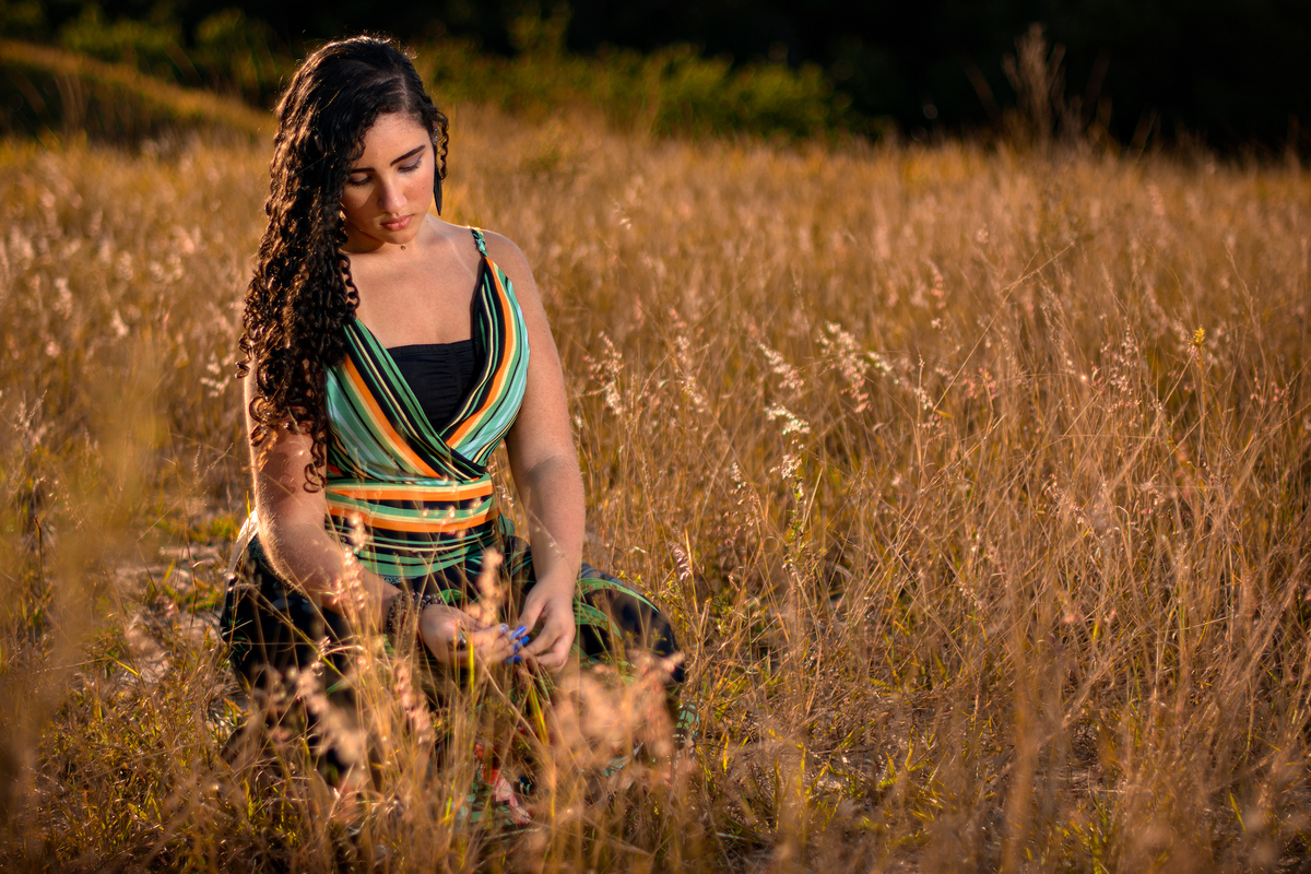 fotografia da debutante com olhar para baixo