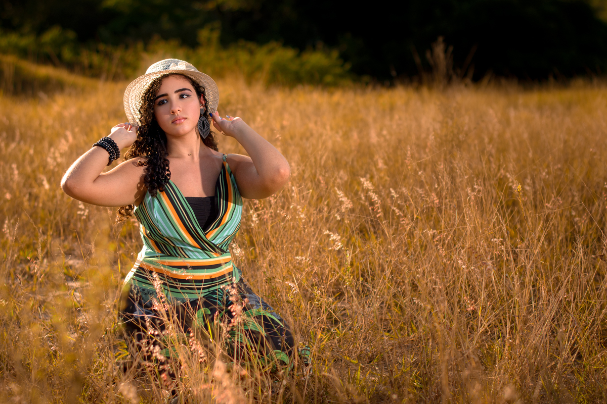 fotografia da debutante segurando o chapéu, Camboinhas  - Niterói