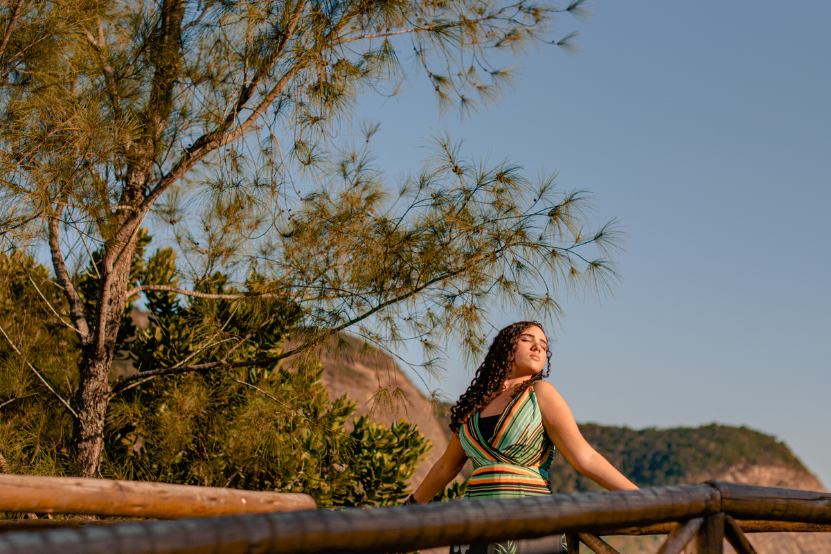Debutante com pinheiro ao lado em Camboinhas - Niterói