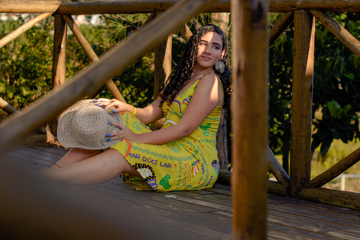 debutante com chapéu no deck, Camboinhas - Niterói