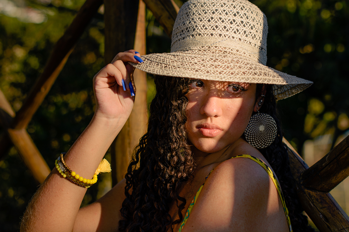 fotografia de debutante com chapéu