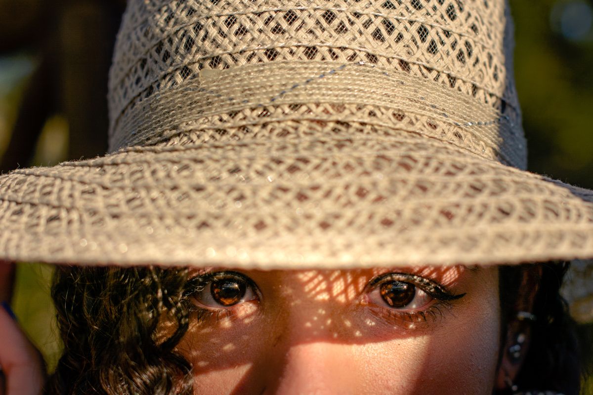 debutante com chapéu olhando para a câmera 