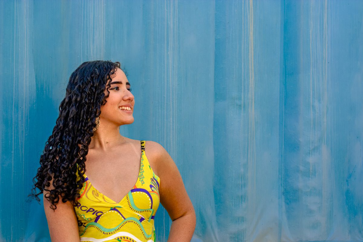 debutante sorrindo com fundo azul