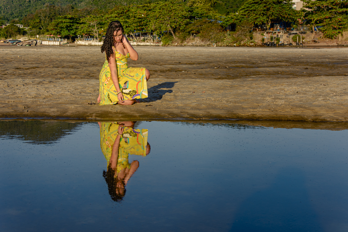 debutante com reflexo na água