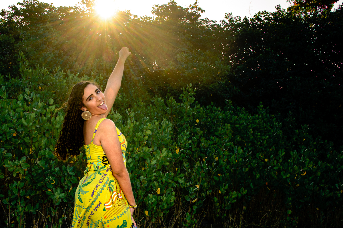 Alegria da debutante durante seu ensaio de 15 anos em Camboinhas - Niterói