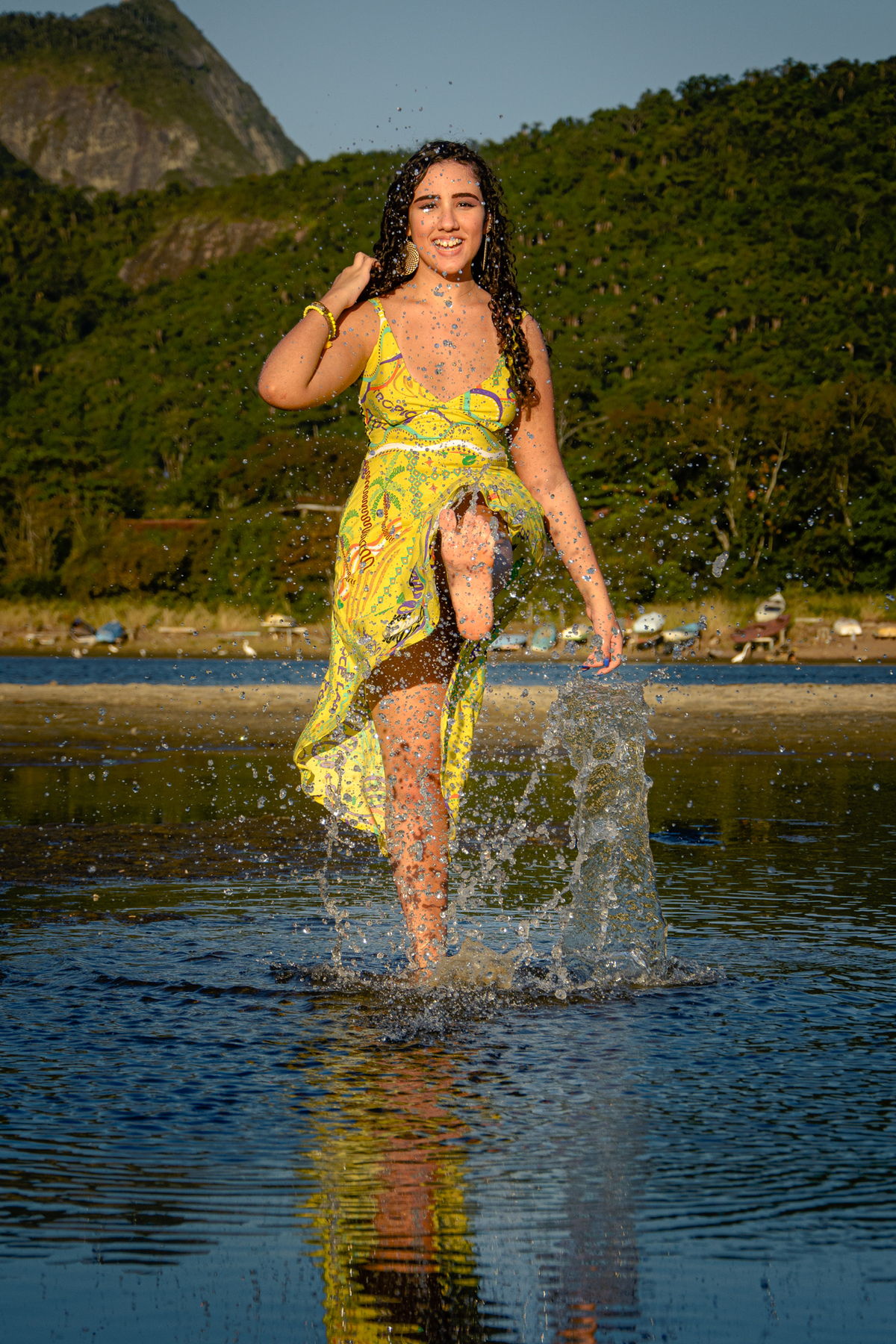 debutante chutando a água durante seu ensaio de 15 anos, lagoa de Itaipú - Niterói