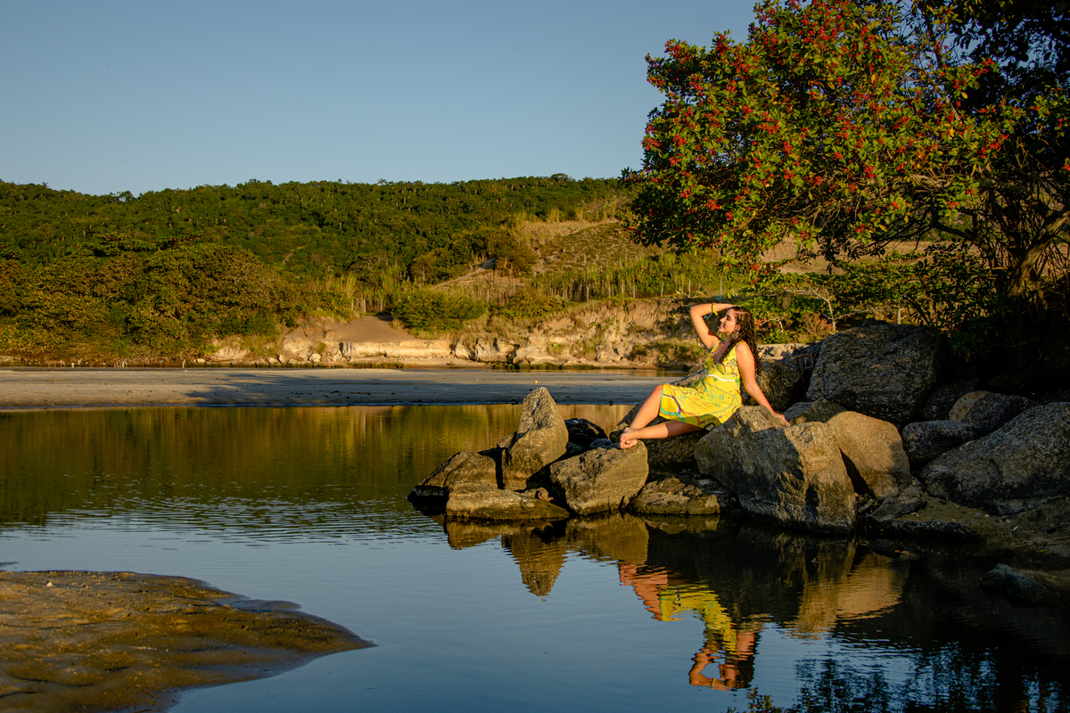 Reflexo da debutante na água na praia de Camboinhas, Niterói - RJ