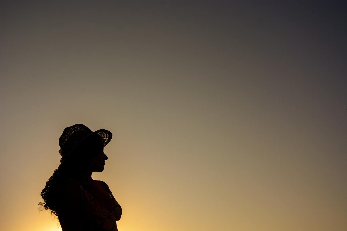 Silhueta da debutante durante ensaio de 15 anos na praia, Rio de Janeiro - RJ