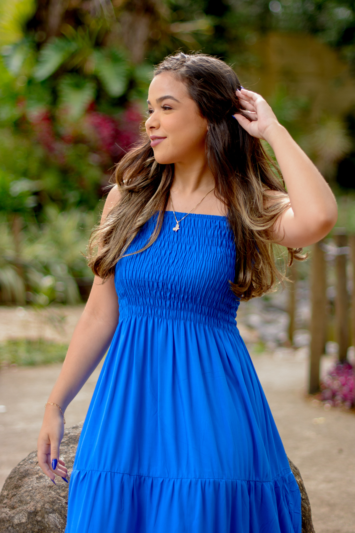 Fotografia de debutante no parque, debutante com a mão no cabelo, Rio de Janeiro - RJ