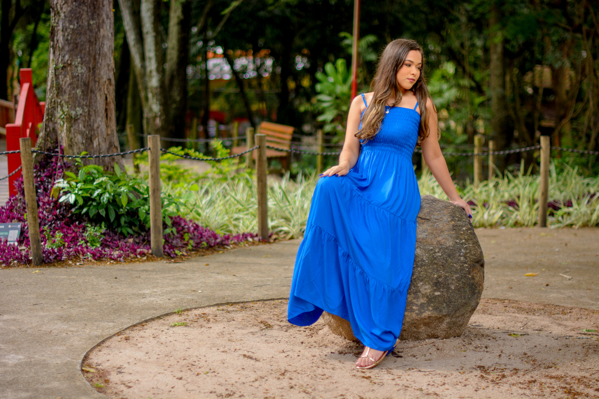 Debutante sentada na pedra, ensaio fotográfico, Niterói - RJ
