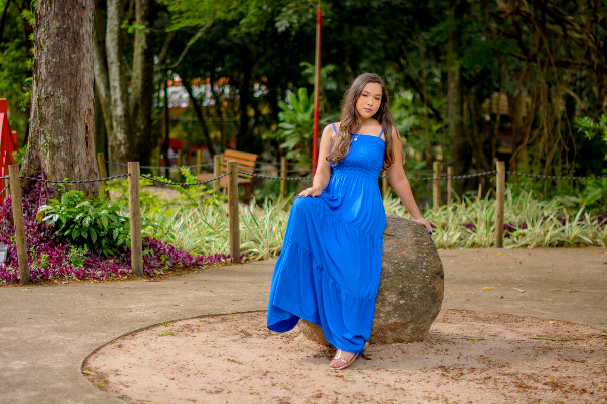 Ensaio fotográfico de debutante no parque, debutante posando na pedra, Rio de Janeiro - RJ