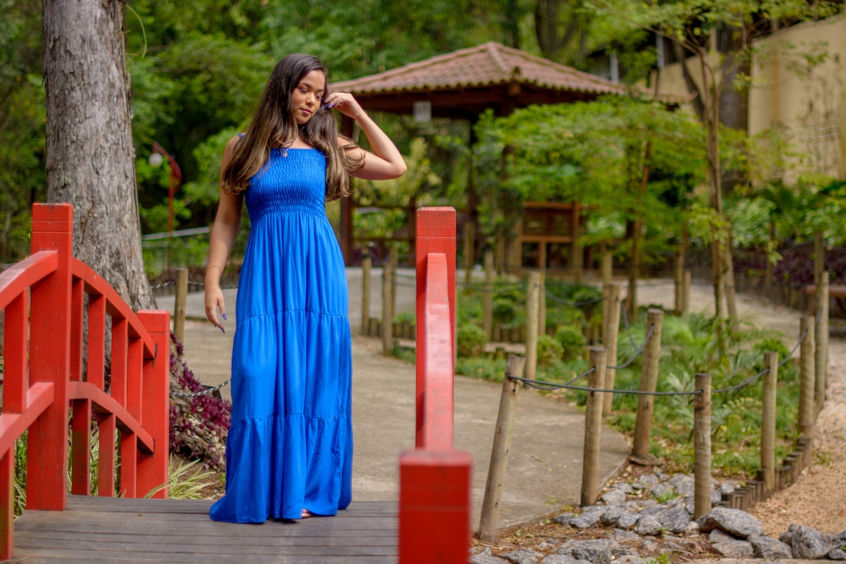 debutante com vestido azul em ponte vermelha, ensaio de debutante, fotografia de debutante, Rio de Janeiro - RJ