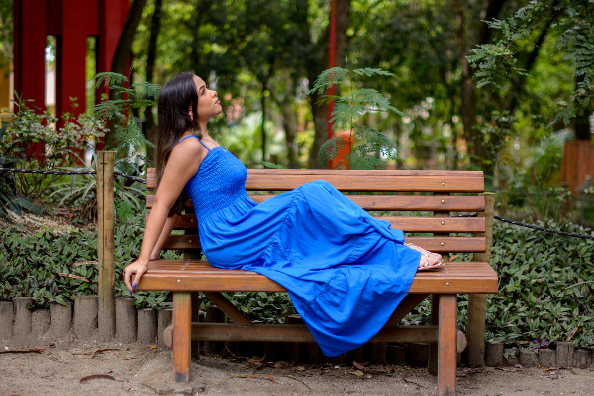 Debutante com vestido azul sentada no banco do parque, Niterói - RJ
