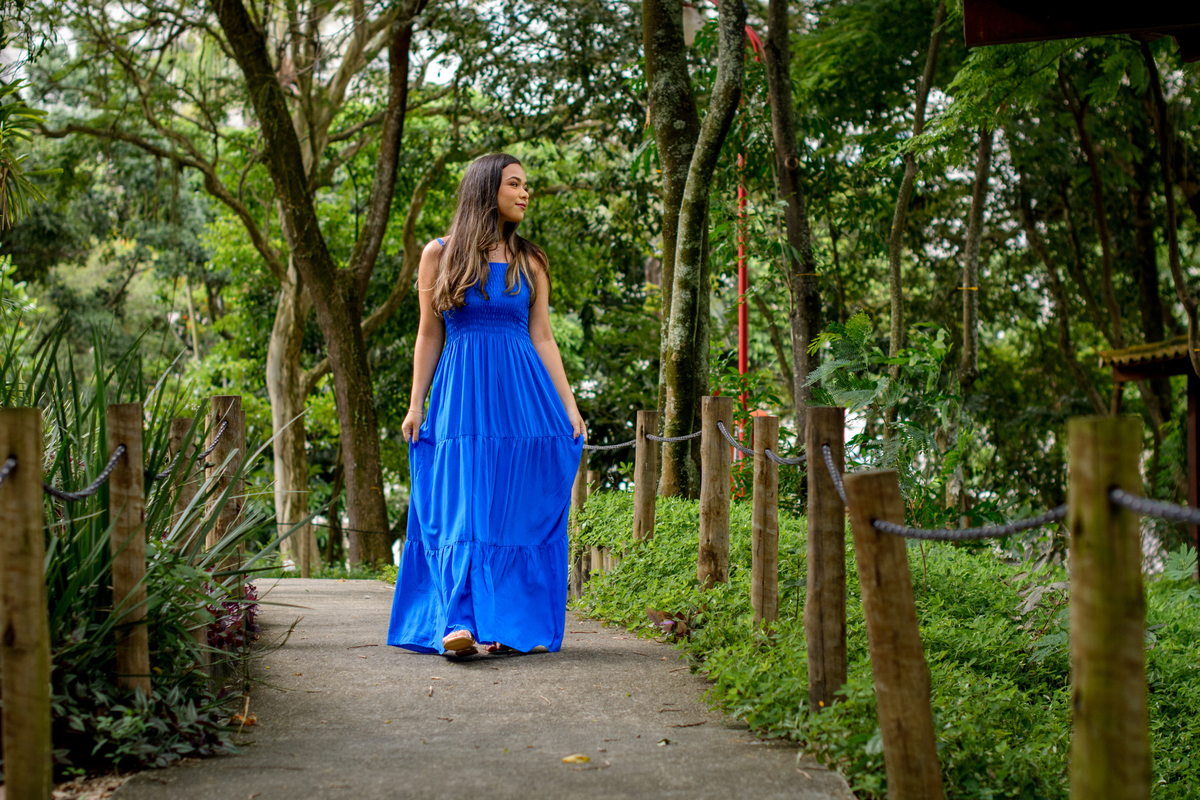 debutante caminhando no parque, Niterói - RJ