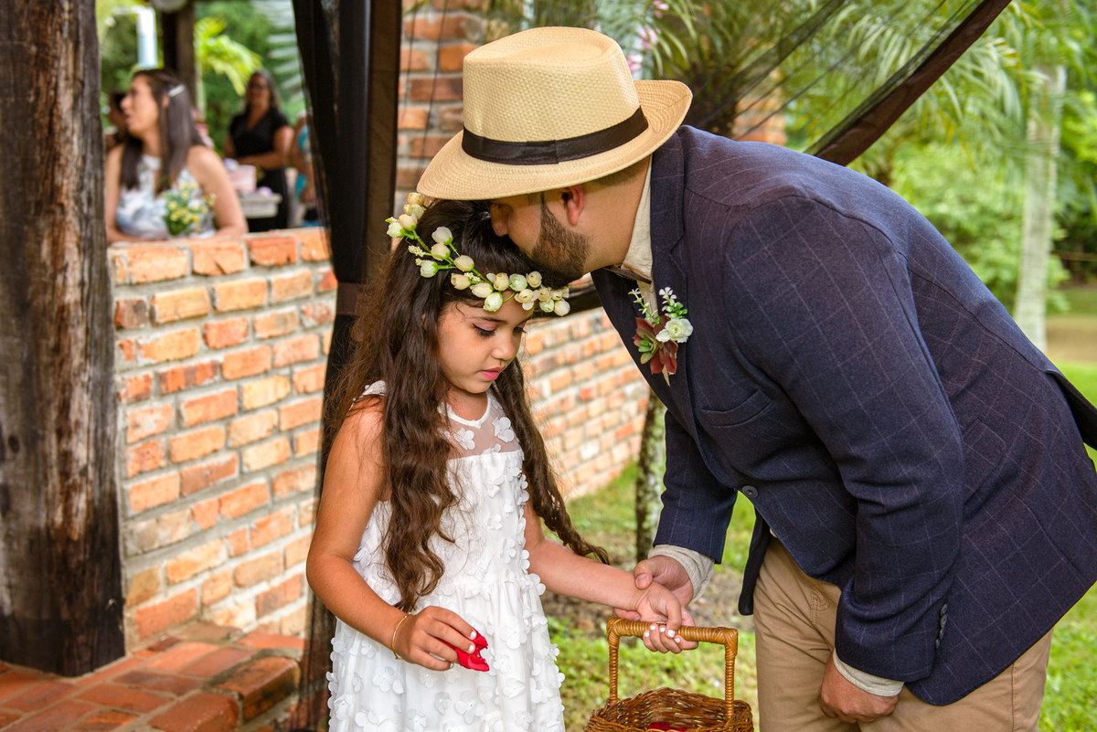 florista-no-casamento-no-sitio