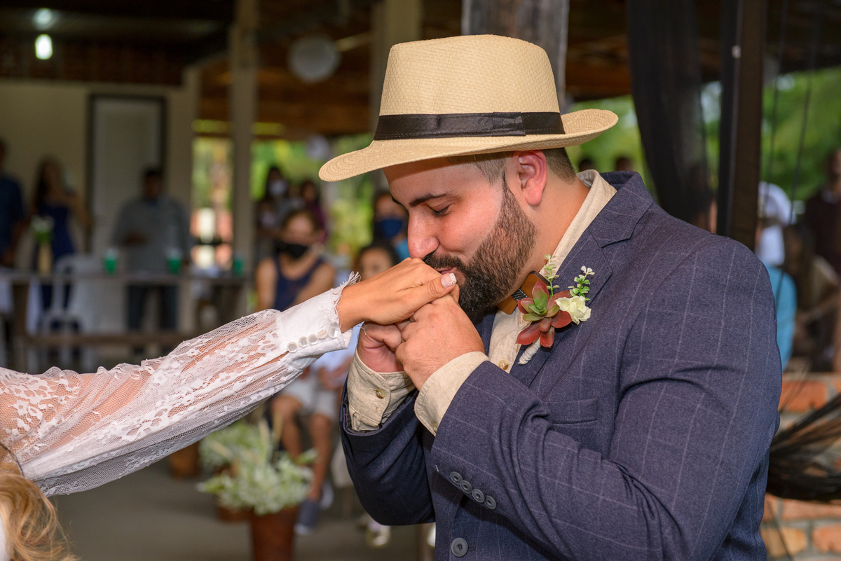 noivo-beijando-alianca-casamento-no-sitio
