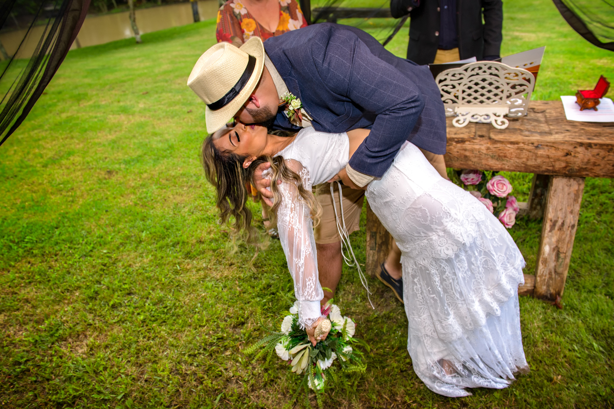 beijo-dos-noivos-casamento-no-sitio
