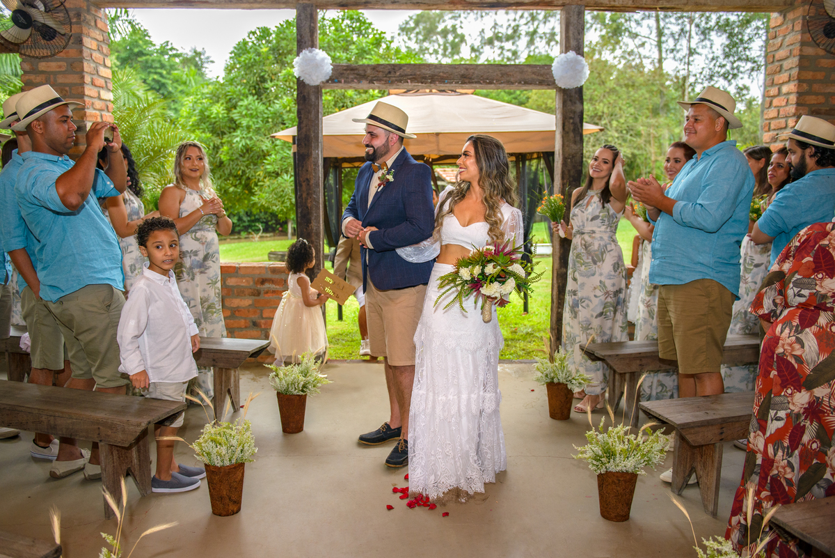 saida-dos-noivos-casamento-de-dia