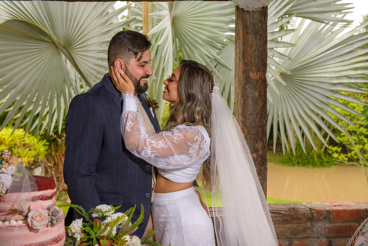 noivos-na-mesa-do-bolo-casamento-de-dia