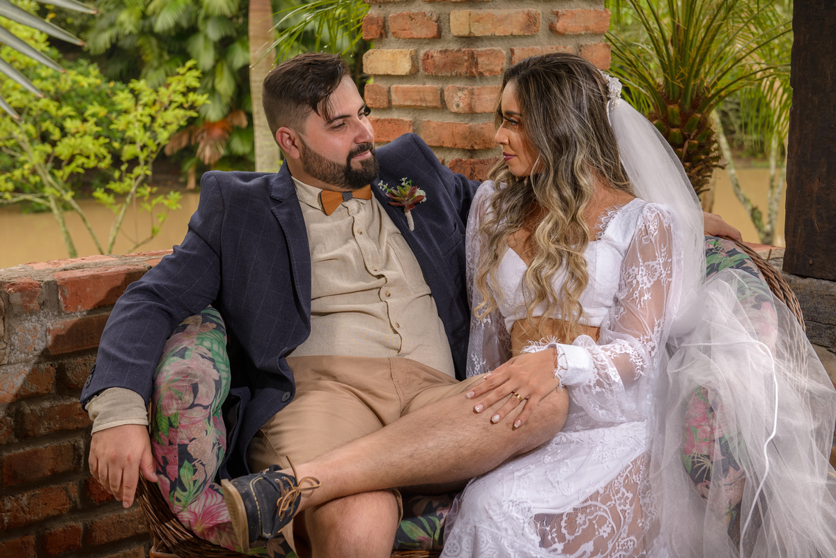 noivos-sentados-casamento-de-dia